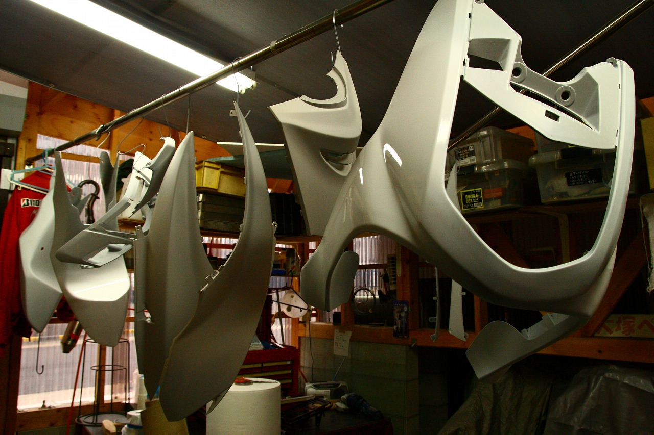 夜な夜な外装の塗装。