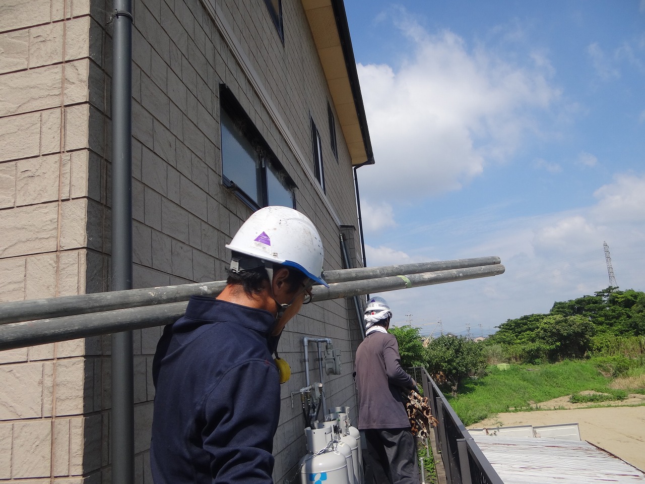 仮設足場の設営。