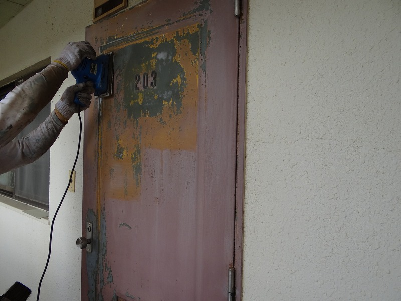 鉄扉の塗装工事。