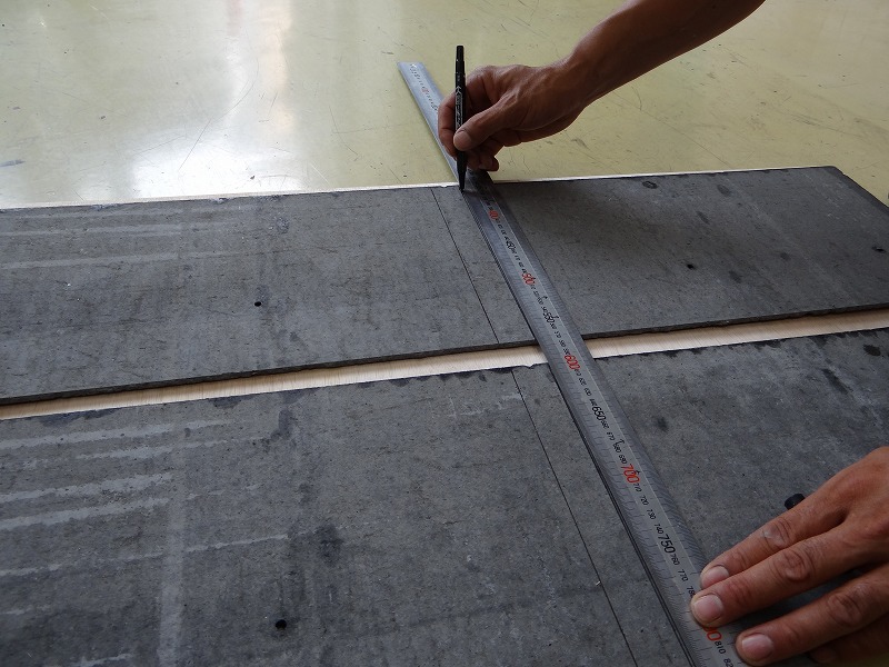 屋根の遮熱塗料のサンプル。