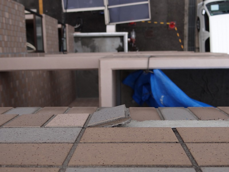 外壁タイルの撤去。