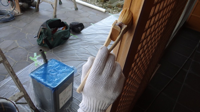 エントランスドアの塗装工事。