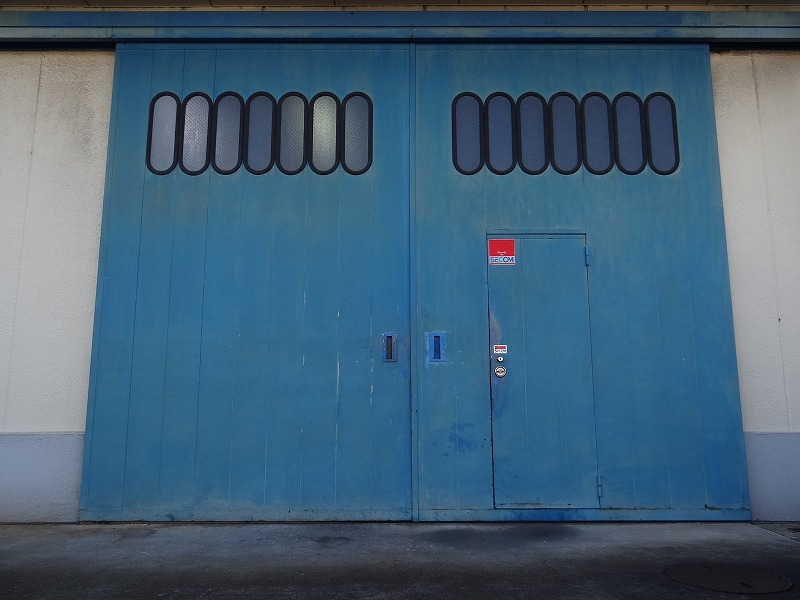 ハンガードアの塗装工事。