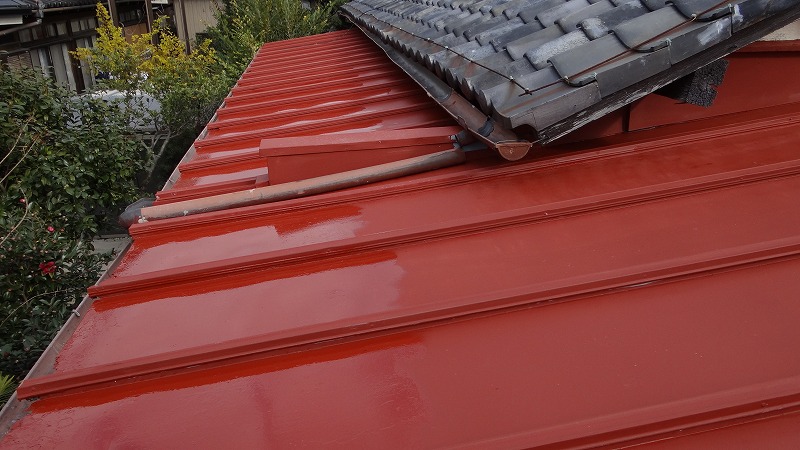 瓦棒屋根の塗装工事。