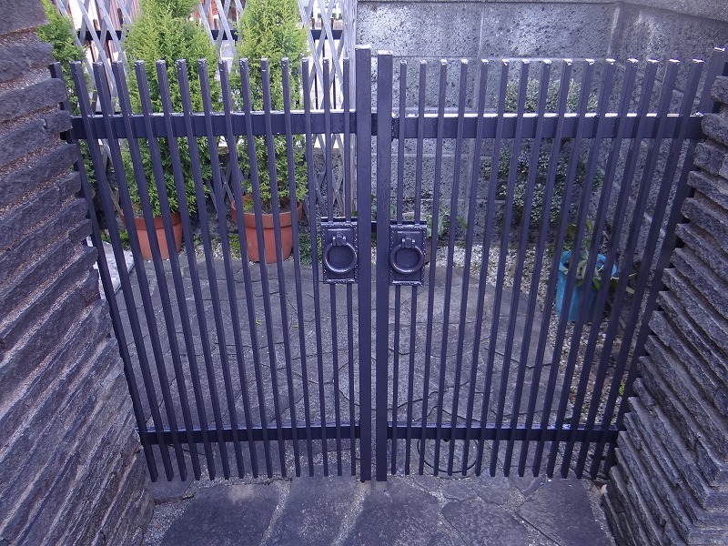 門の塗装と雨戸の戸車交換。