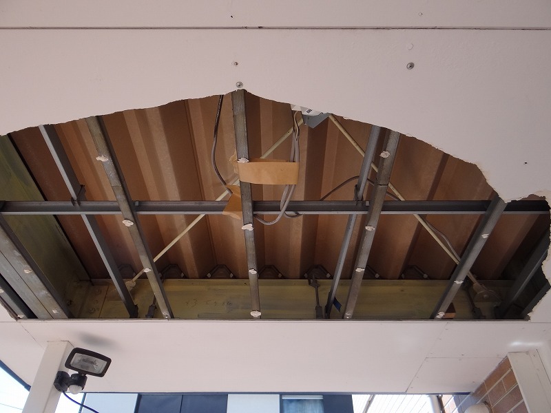1.2018年9月4日台風21号の影響で、大橋幾商店様入口軒裏上部の天井が剥がれておりました。