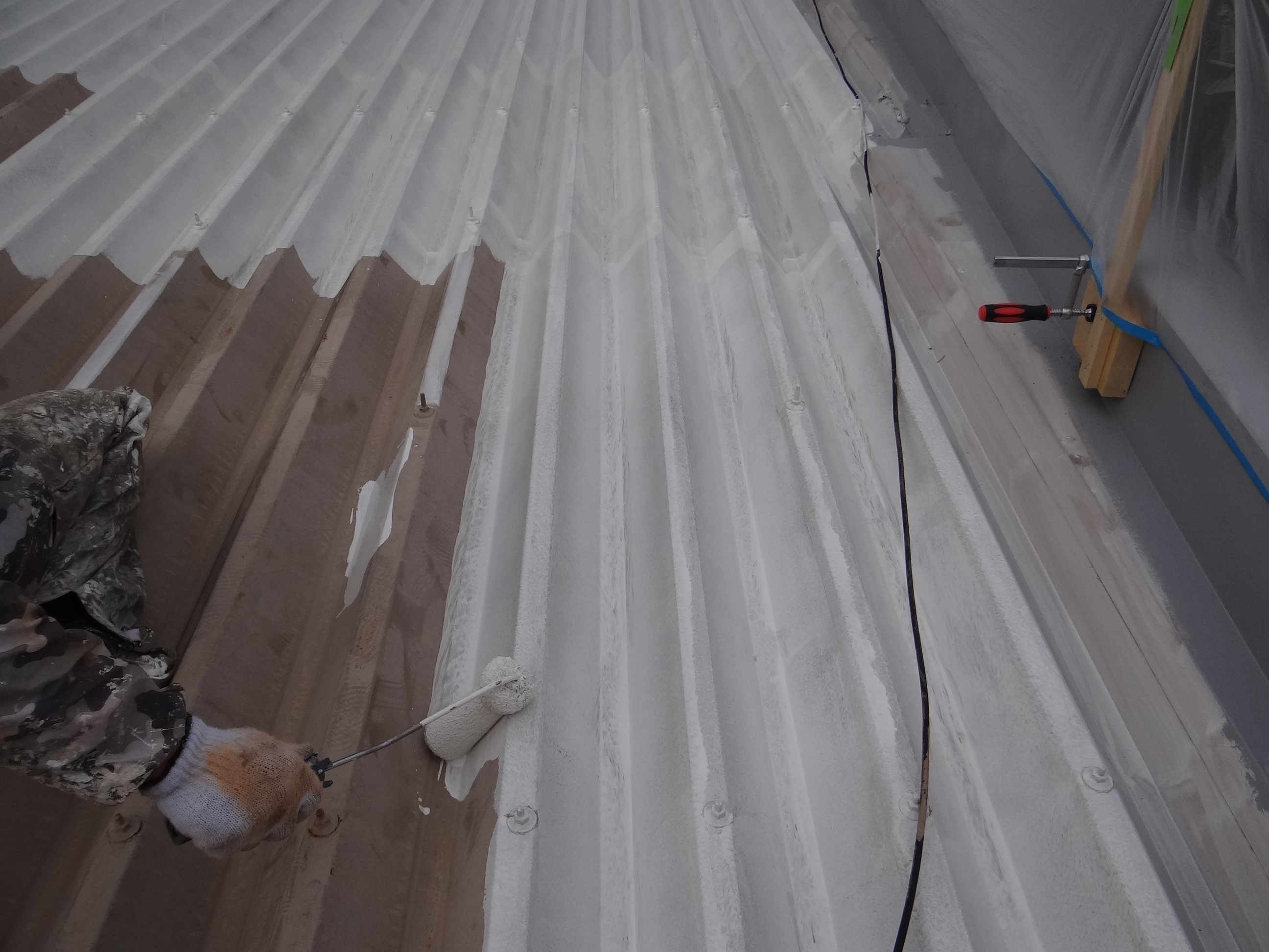 折半屋根の塗装工事。