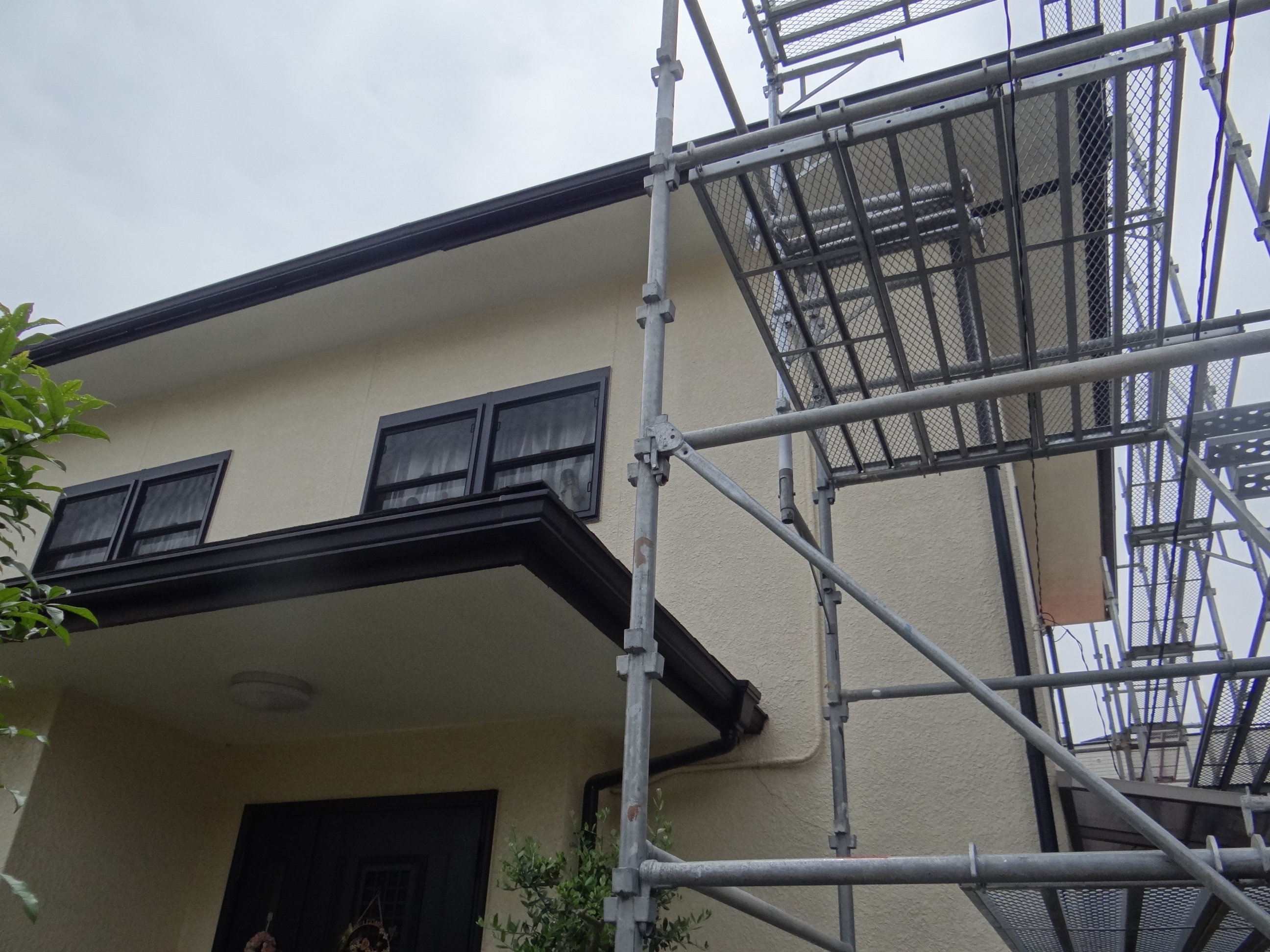 仮設足場の設営。