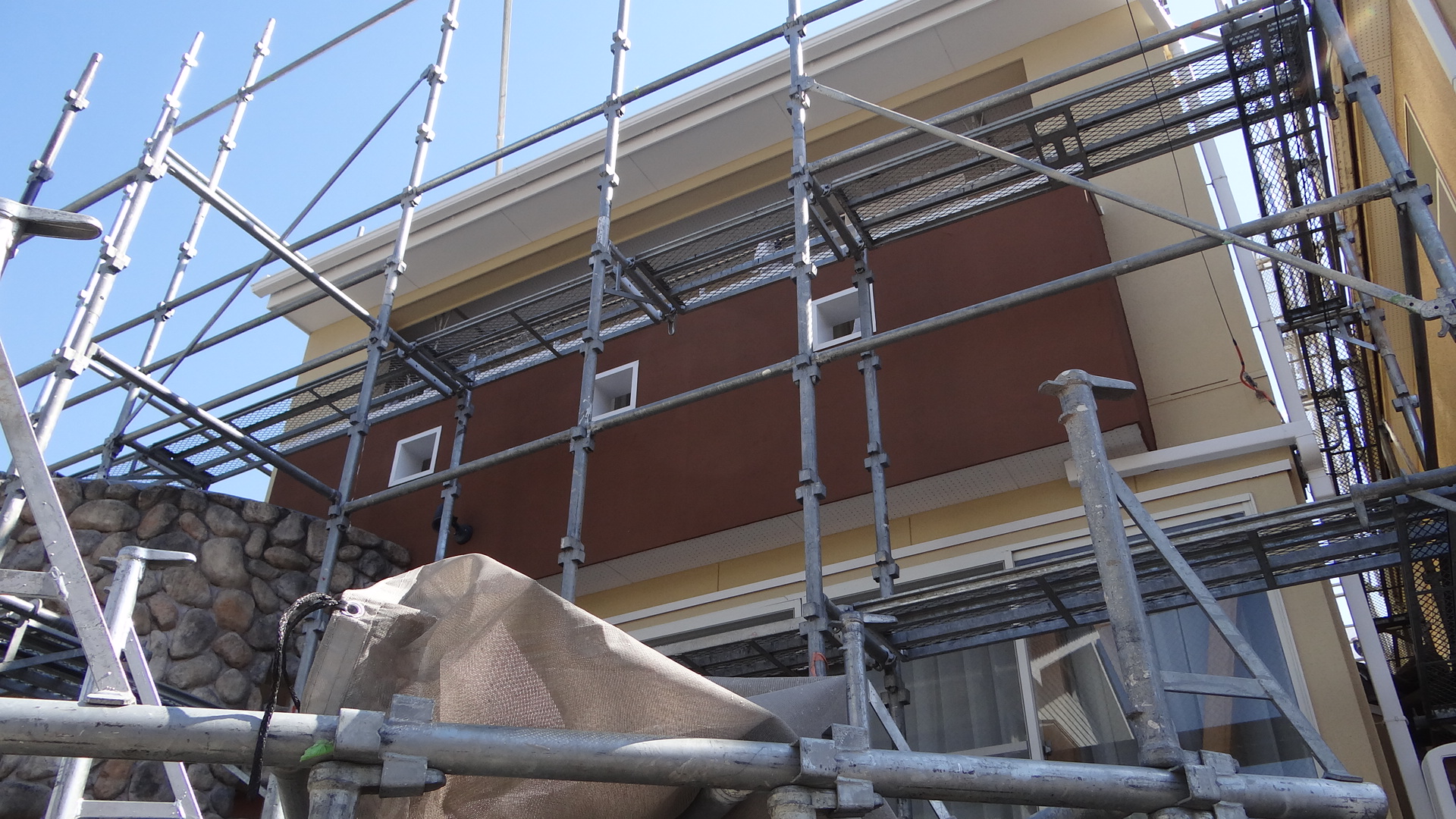 仮設足場の解体。