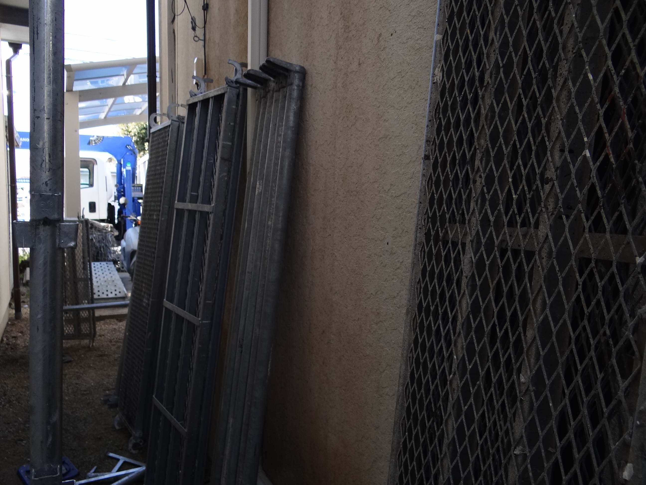 仮設足場の設営。