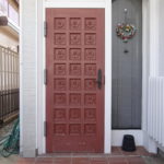 玄関ドアの塗装。