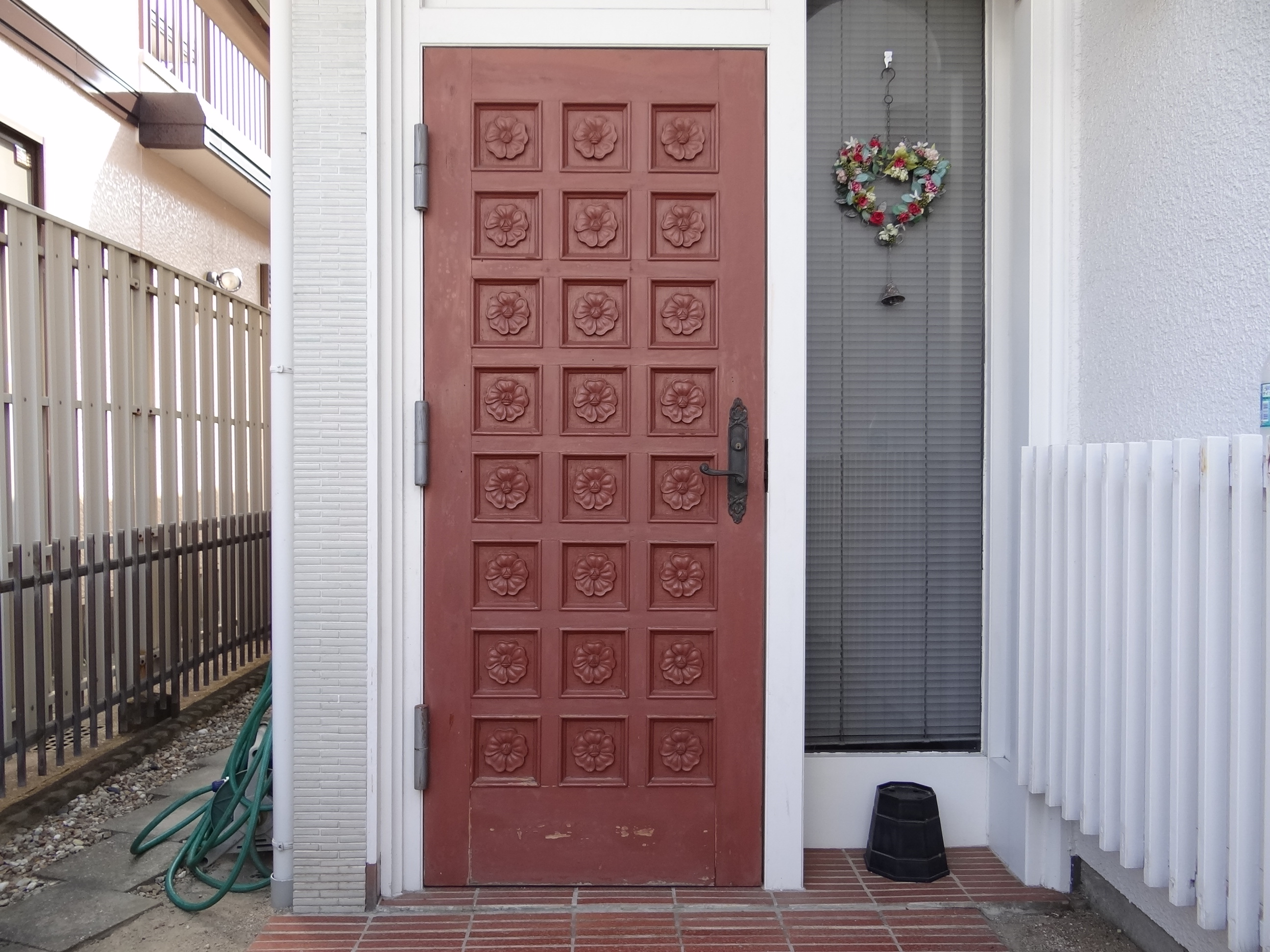 玄関ドアの塗装。