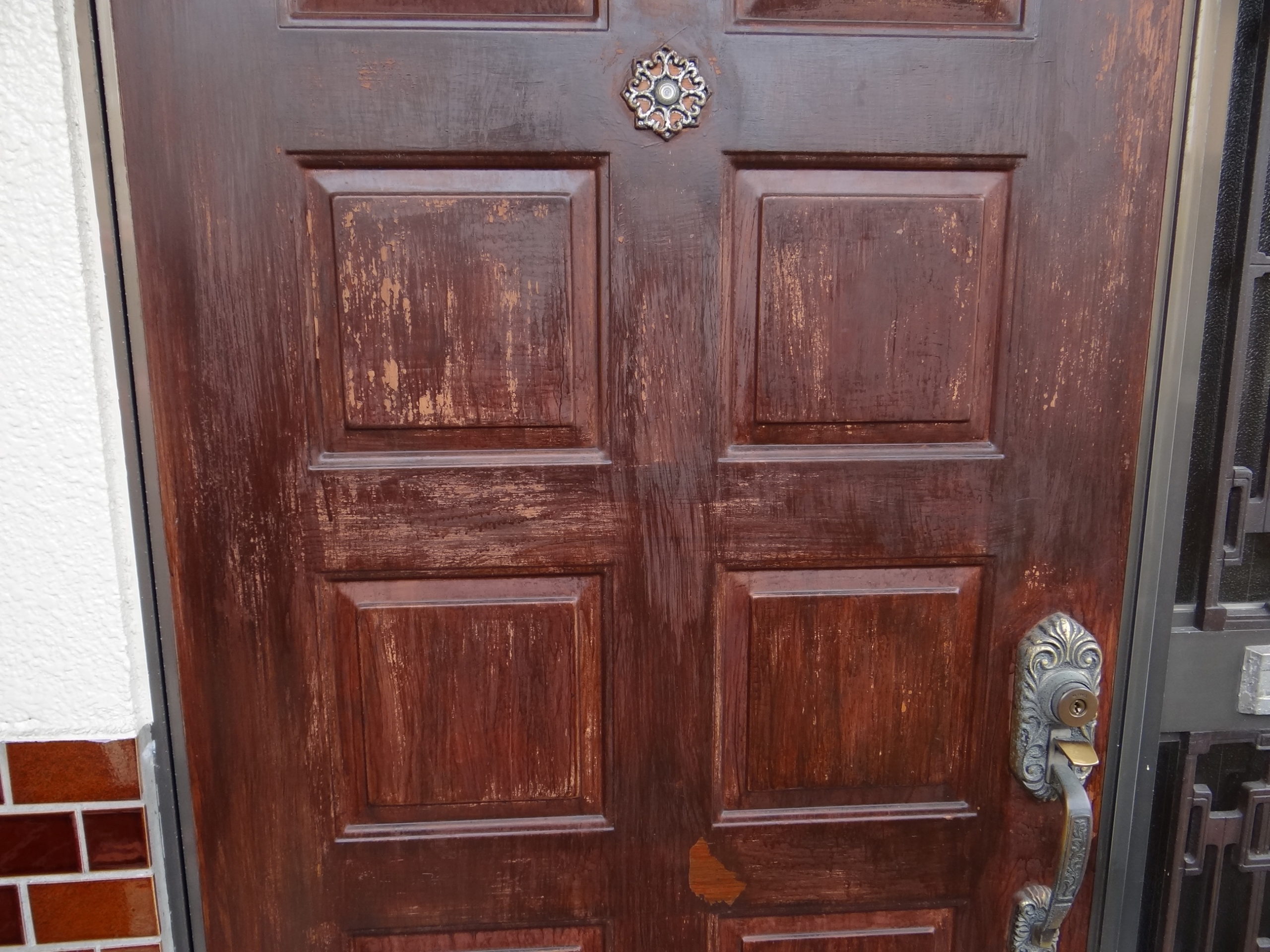 玄関ドアの塗装。