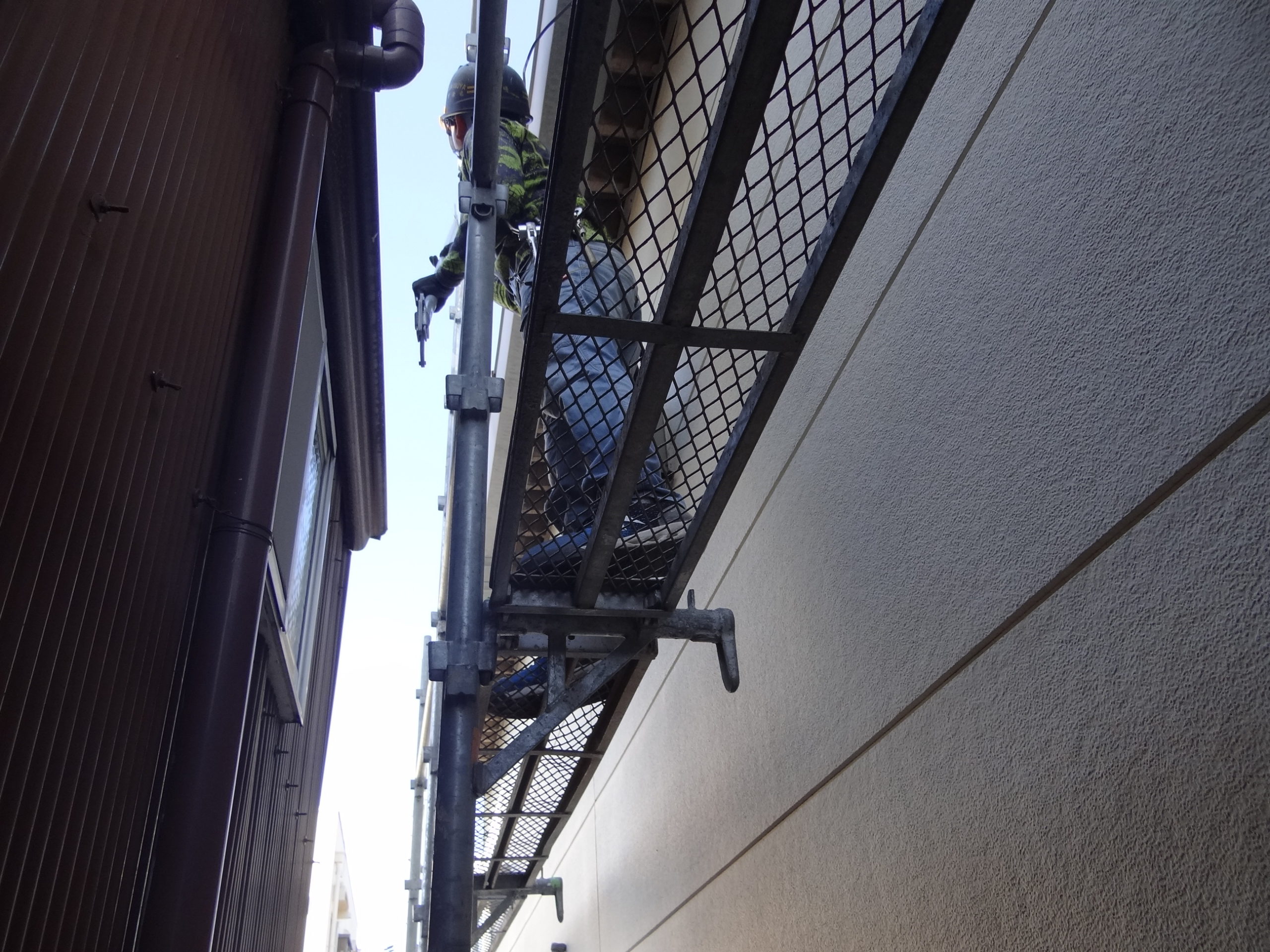 仮設足場の設営。