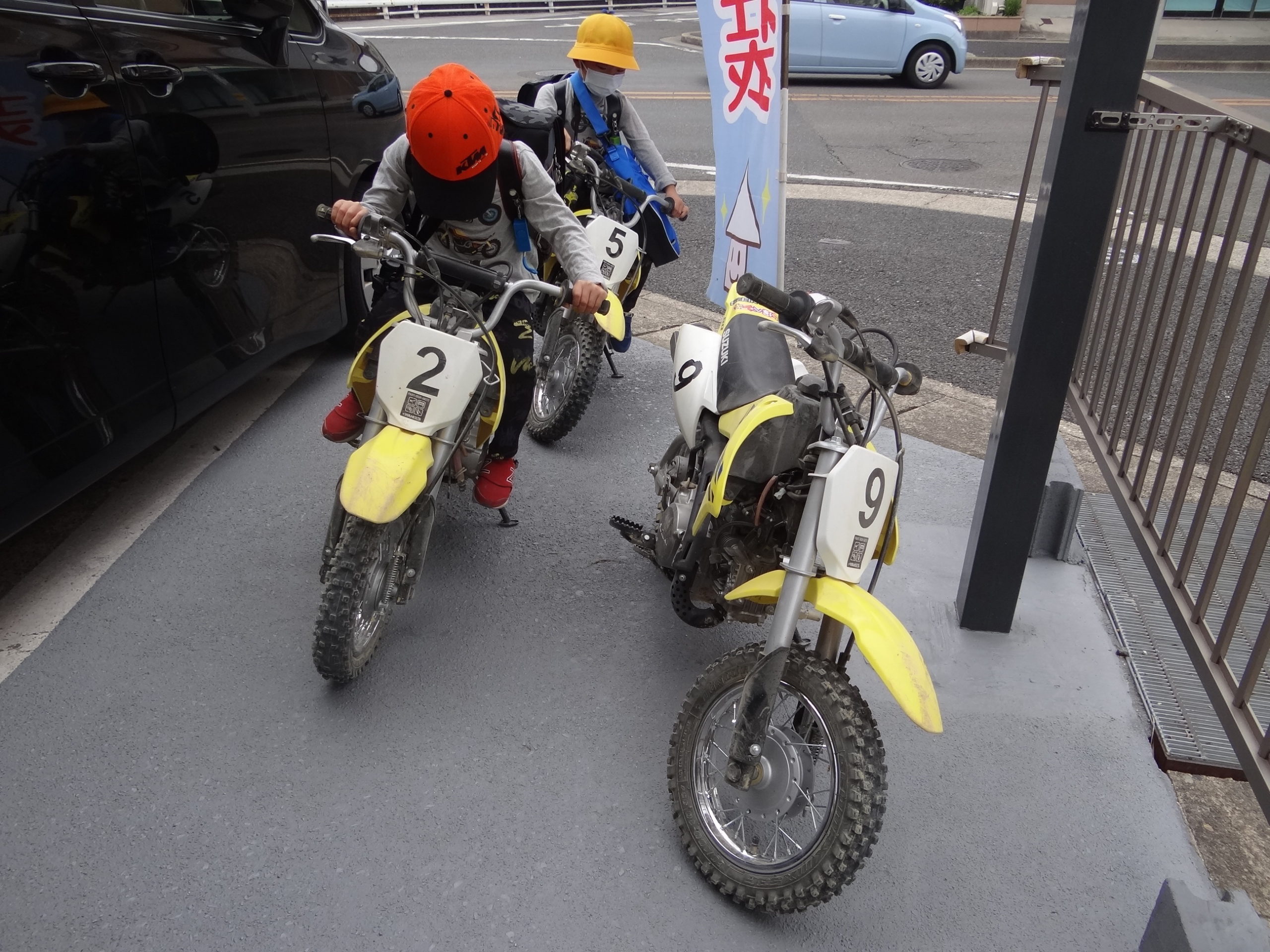 仮設足場の設営。