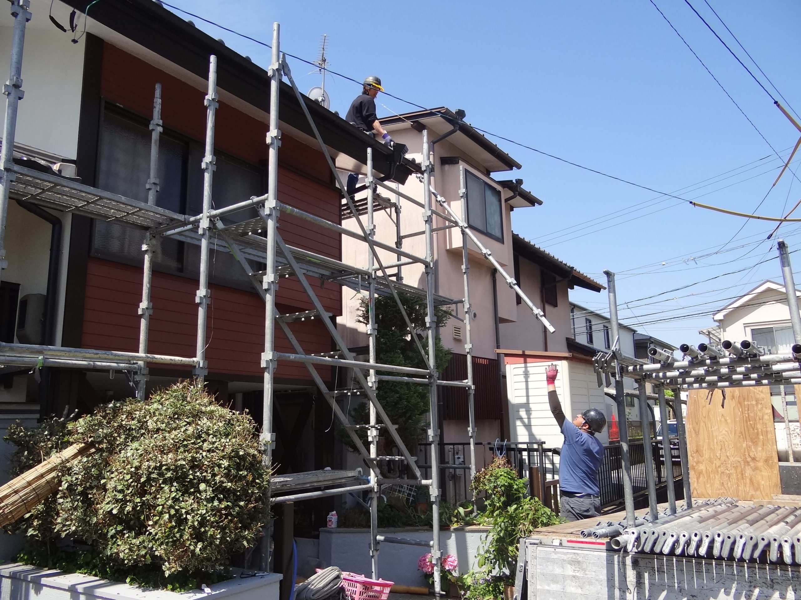 仮設足場の解体。