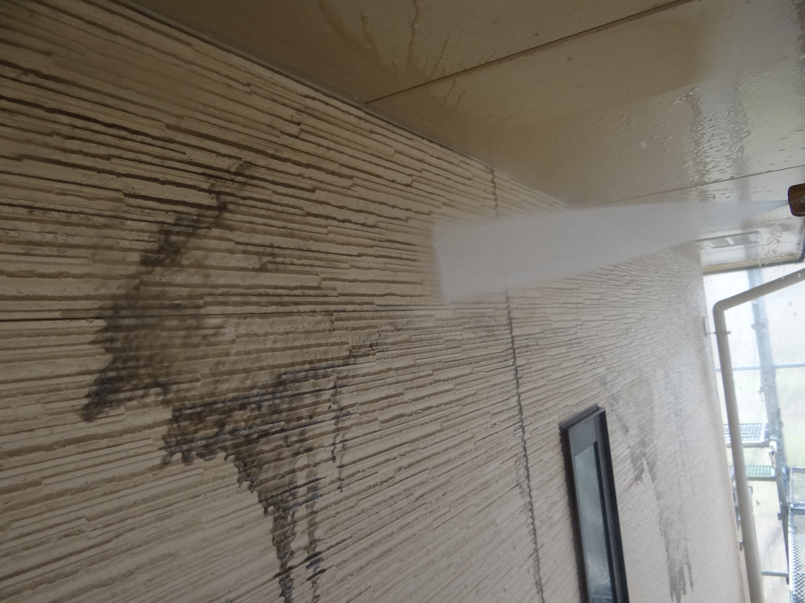 外壁塗装工事の高圧洗浄。