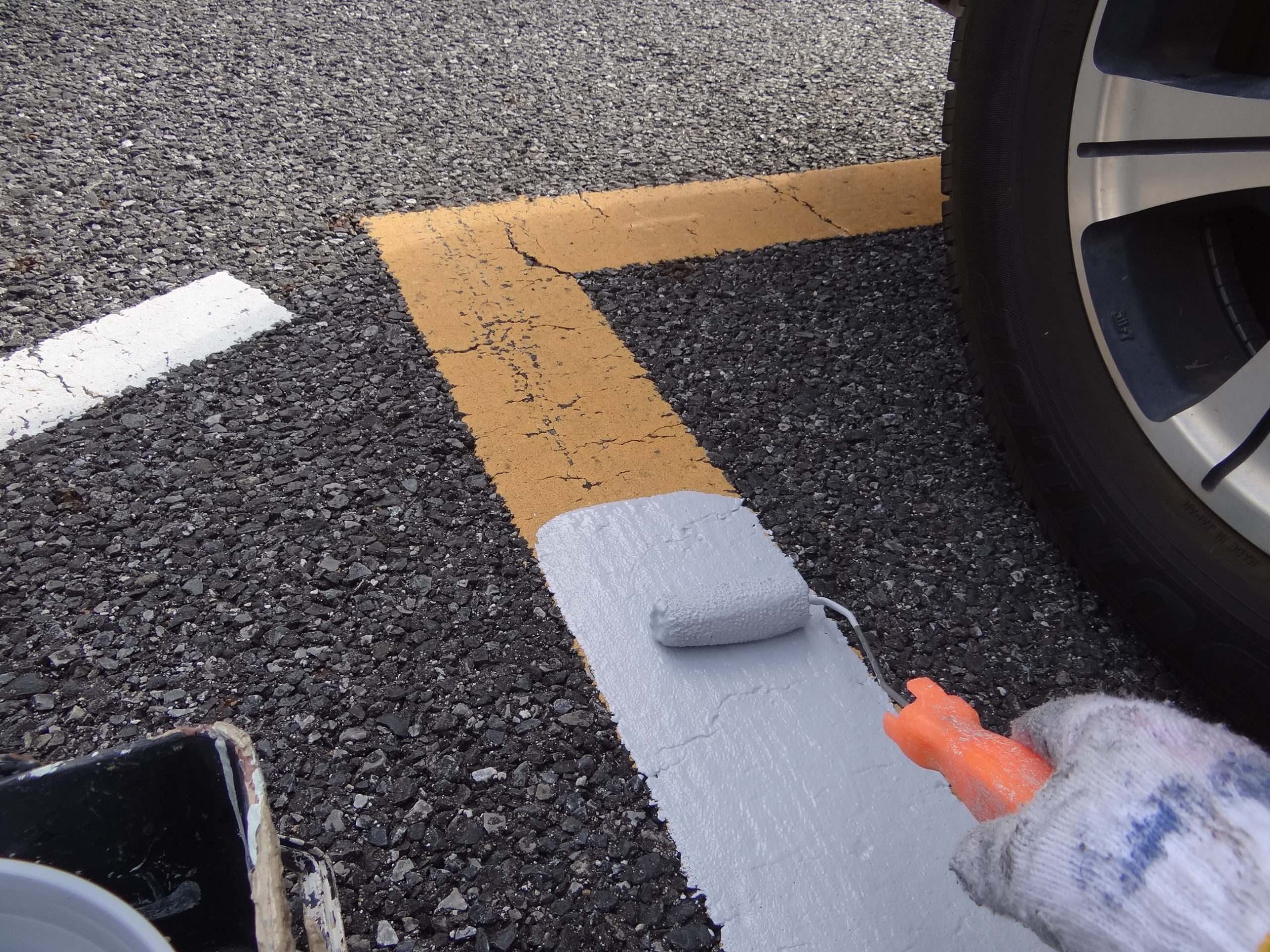 駐車場のライン塗装。
