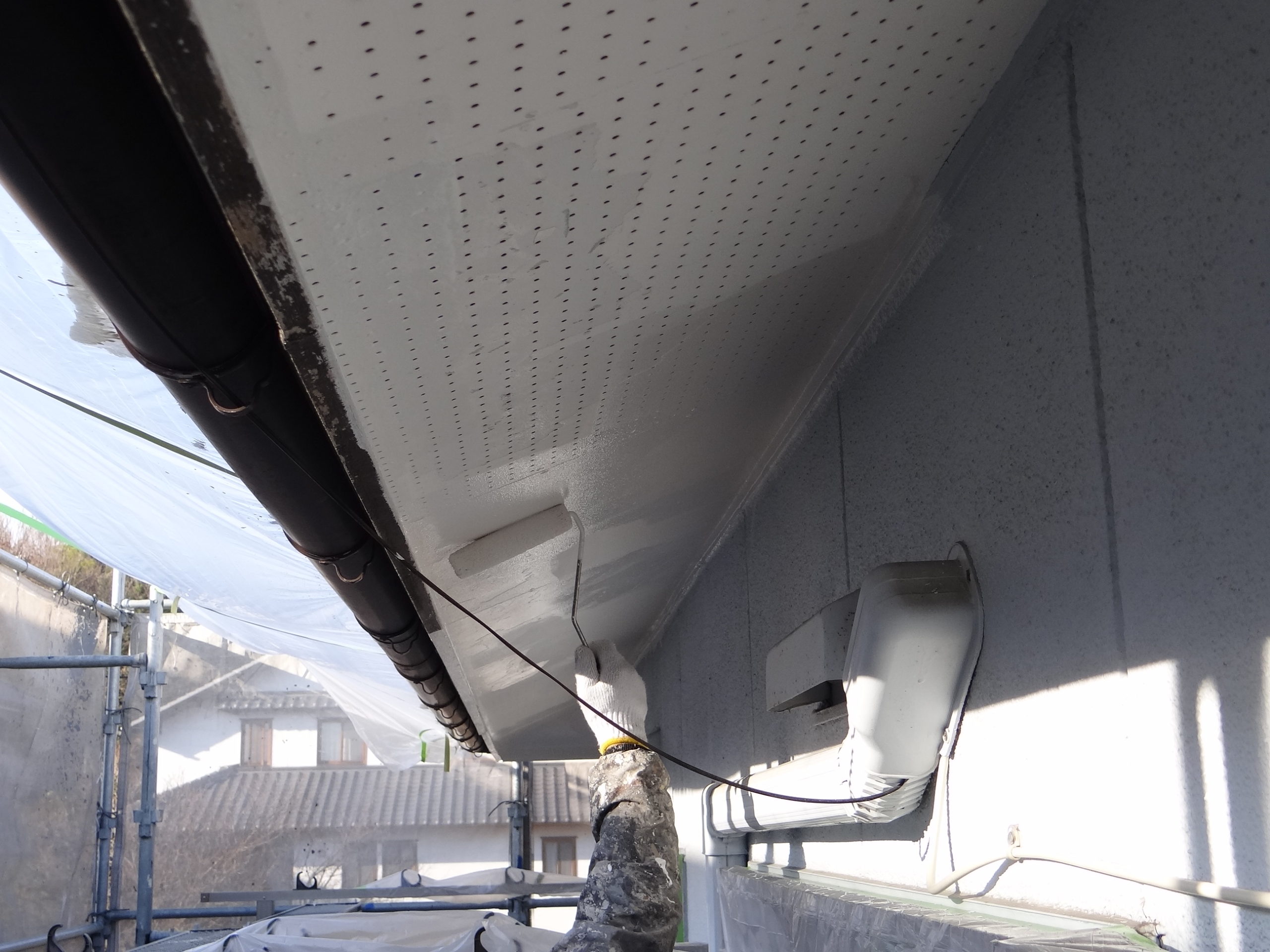 屋根塗装と無垢板玄関ドアの漂白。