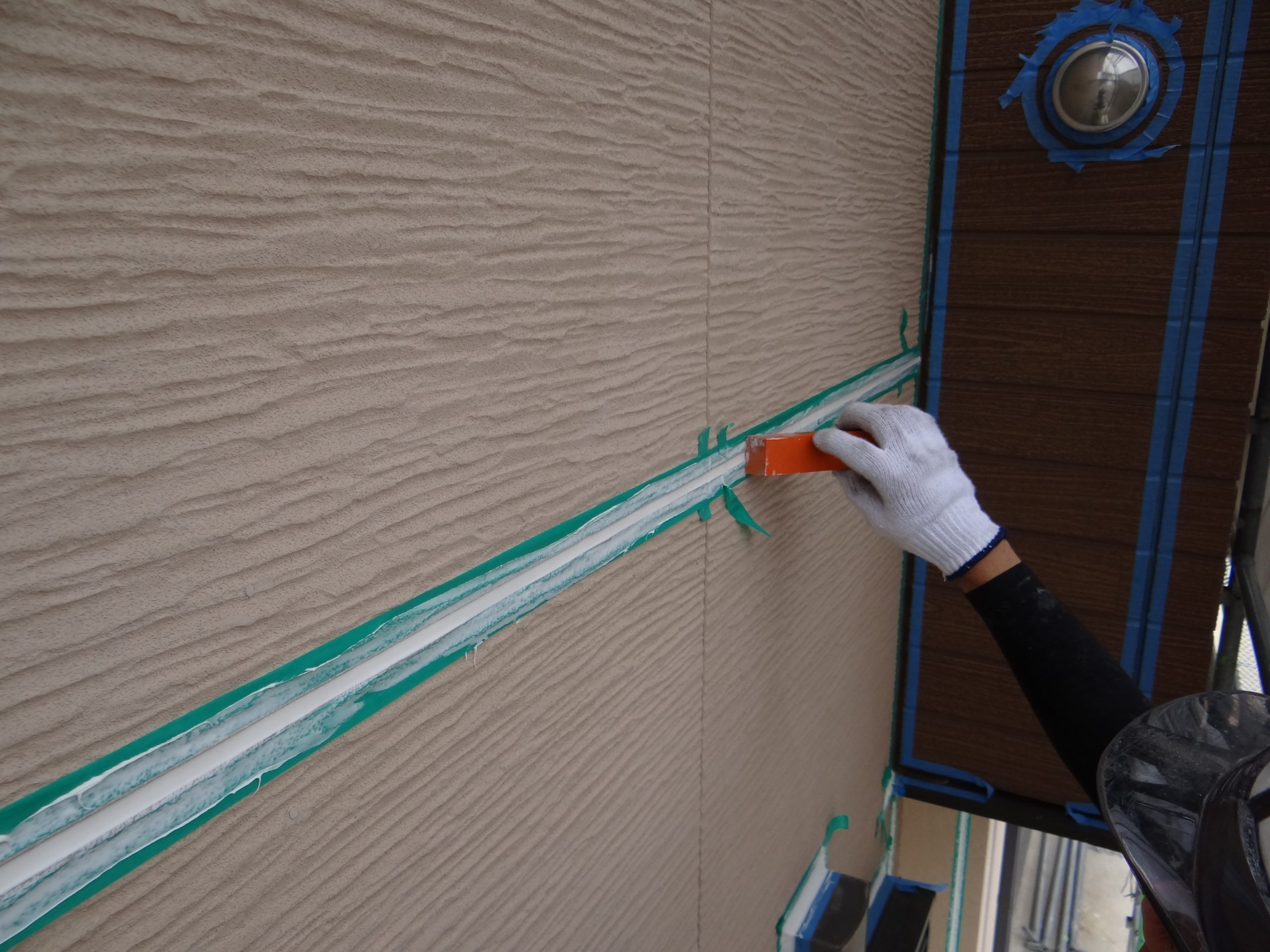 今日の外壁塗装工事はシーリングの打設と屋根塗装は下塗り。