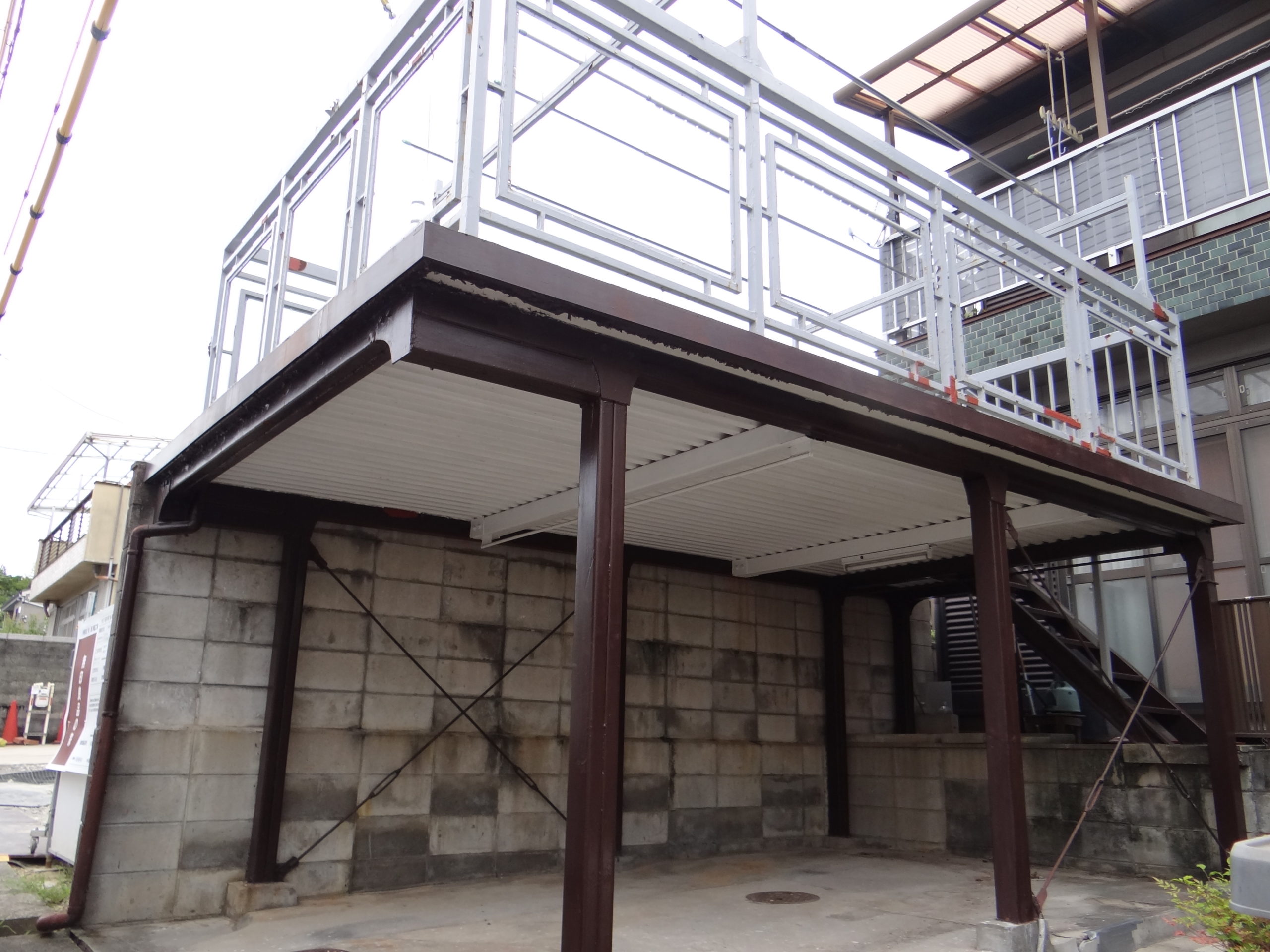 駐車場の鉄部塗装工事。