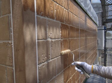 外壁塗装はシーラー塗布。