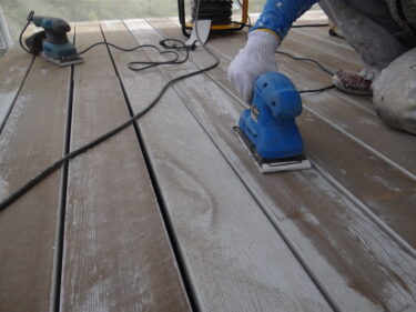 ウッドデッキの塗装。