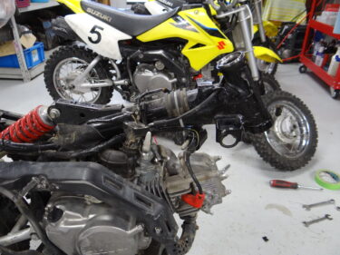 三男君のバイクの整備。