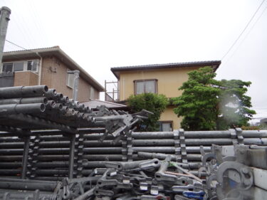 仮設足場の設営。