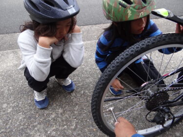 自転車の点検。